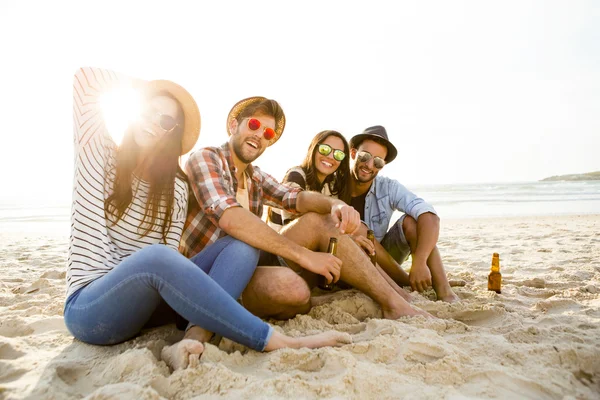 Amigos bebiendo una cerveza fría en la playa —  Fotos de Stock