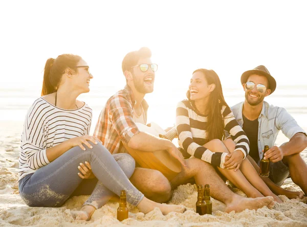 Vänner har roligt tillsammans på stranden — Stockfoto