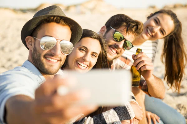 Vrienden op het strand een selfie maken — Stockfoto