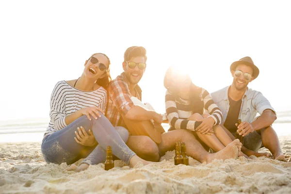 Друзья веселятся вместе на пляже — стоковое фото