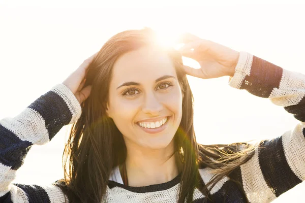 Latin young woman at the beach — Stock Photo, Image