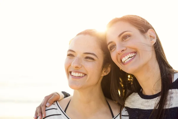 Girls vänner skrattar åt stranden — Stockfoto