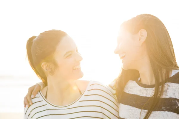 Girls vänner skrattar åt stranden — Stockfoto