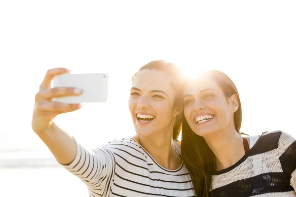 Migliori amici ragazza prendendo un selfie — Foto Stock