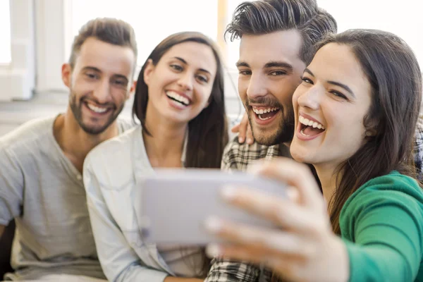 En selfie med vänner — Stockfoto