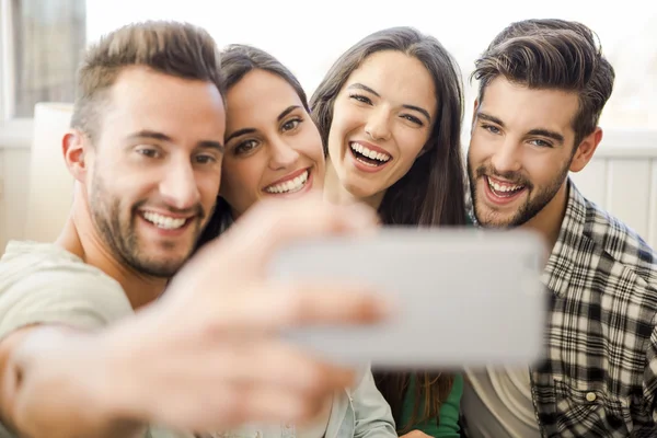 En selfie med vänner — Stockfoto