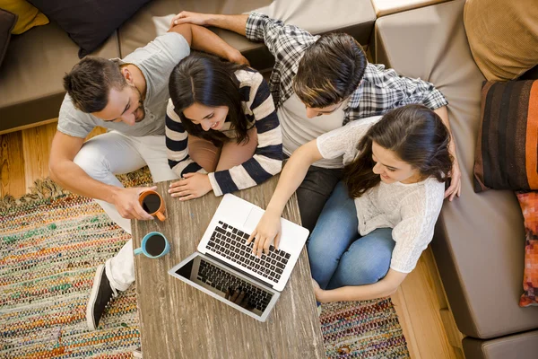 Amigos estudiando juntos — Foto de Stock