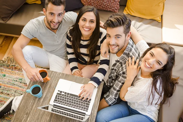 Grupp av vänner studien tillsammans — Stockfoto