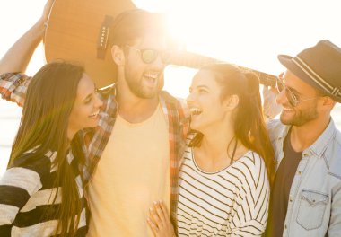 Arkadaş grubu en iyi yaz olduğunu