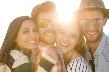 Arkadaş grubu en iyi yaz olduğunu