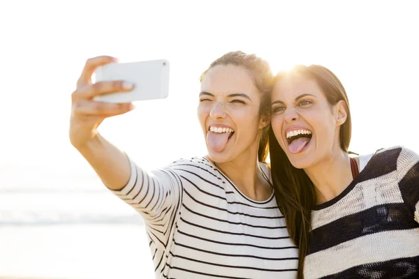 Bästa vänner att ta en selfie — Stockfoto