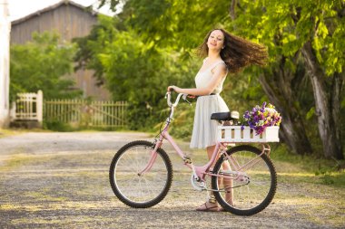 Onun Bisiklet ile mutlu kız