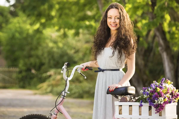 Chica feliz con su bicicleta — Foto de Stock