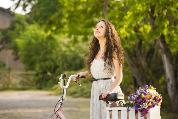 Glad tjej med hennes cykel — Stockfoto