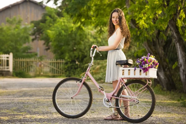 Glad tjej med hennes cykel — Stockfoto