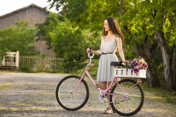 Menina feliz com sua bicicleta — Fotografia de Stock