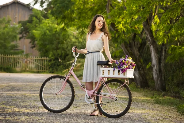 Menina feliz com sua bicicleta — Fotografia de Stock