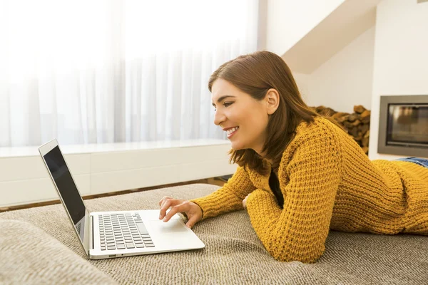 Mulher trabalhando com seu laptop — Fotografia de Stock