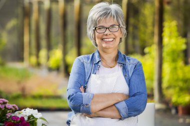 Serada çalışan bir kadın.