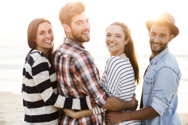 Arkadaş grubu en iyi yaz olduğunu