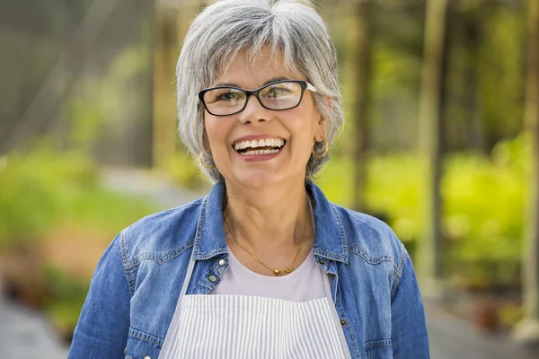 Reife Frau lacht — Stockfoto