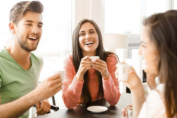 Un café con amigos en la cafetería local — Foto de Stock