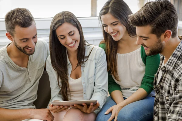 Encuentro con amigos en la cafetería local — Foto de Stock