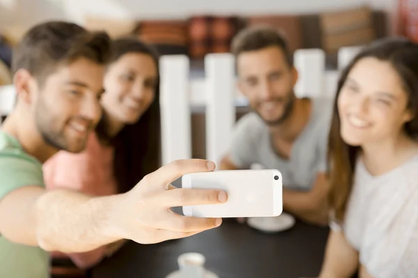 Selfie de grupo no café — Fotografia de Stock