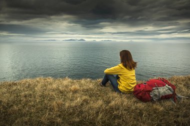 Uzun bir günün ardından dinlenmek backpacker turist