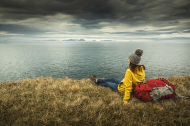 Uzun bir günün ardından dinlenmek backpacker turist