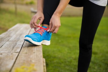 kadın ayakkabıları bağlama