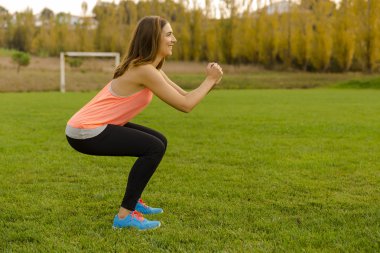 Bir futbol sahası üzerinde egzersiz kadın