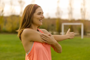 kasları germe kadın