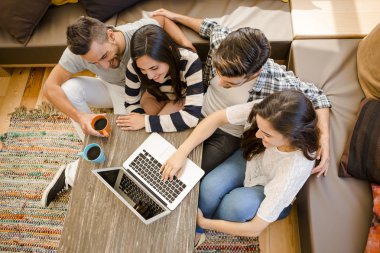 Arkadaşlar yerel kahve dükkanında