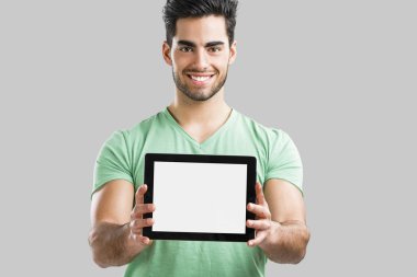 Adam bir şey tablet üzerinde gösterilen