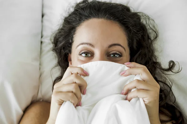 Schöne Frau im Bett — Stockfoto