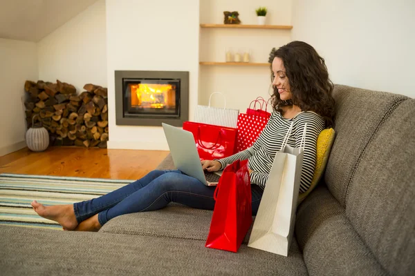 Mujer de compras en línea —  Fotos de Stock