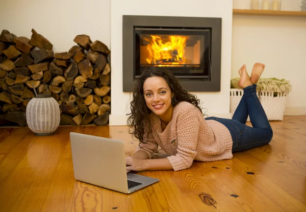 A laptop dolgozó nő — Stock Fotó