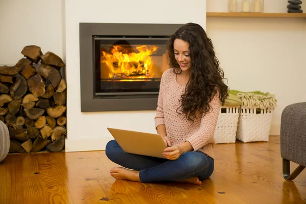 Woman working with a laptop — Stock Photo, Image