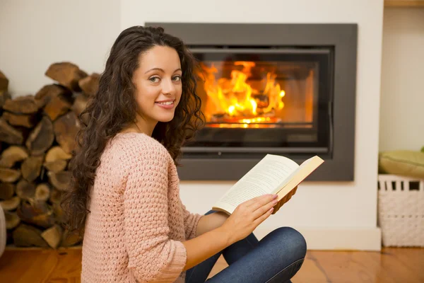 Frau liest ein Buch — Stockfoto