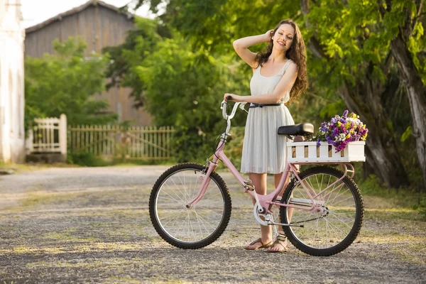Szczęśliwa dziewczyna z jej rower — Zdjęcie stockowe