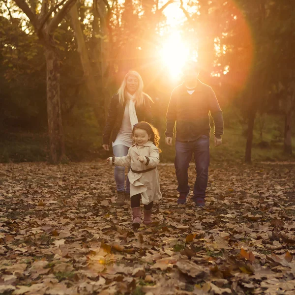Familia feliz disfrutando de la temporada de otoño — Foto de Stock