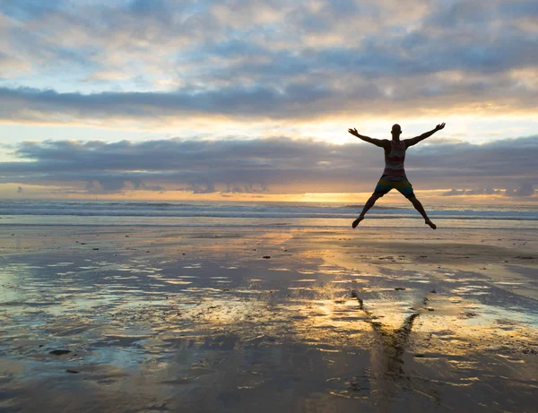 Vrouw springen op de zonsondergang — Stockfoto