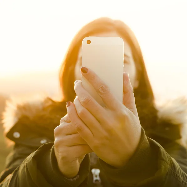 Femme faisant un selfie — Photo