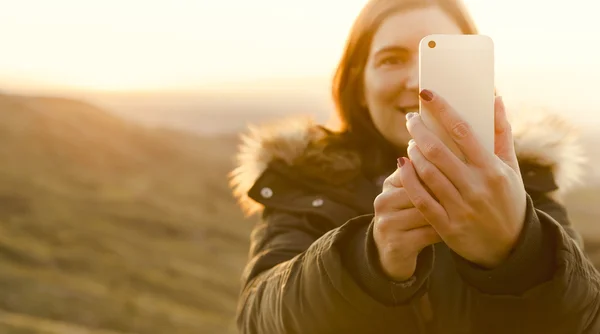 Kobieta co selfie — Zdjęcie stockowe