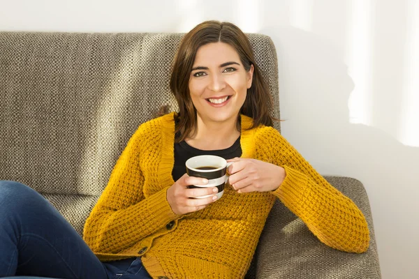 Ter um bom tempo com um café — Fotografia de Stock