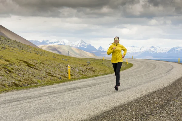 Mujer corriendo en un día de invierno — Foto de Stock