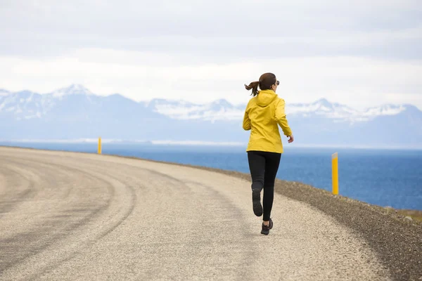 Donna che corre in un giorno d'inverno — Foto Stock