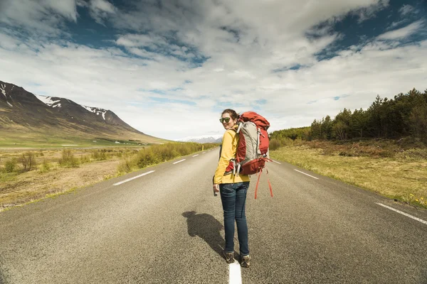 Turista mochilera femenina lista para la aventura — Foto de Stock