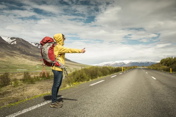 Turista mochilera femenina lista para la aventura — Foto de Stock